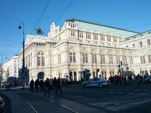 Wiener Staatsoper im morgendlichen Sonnenschein